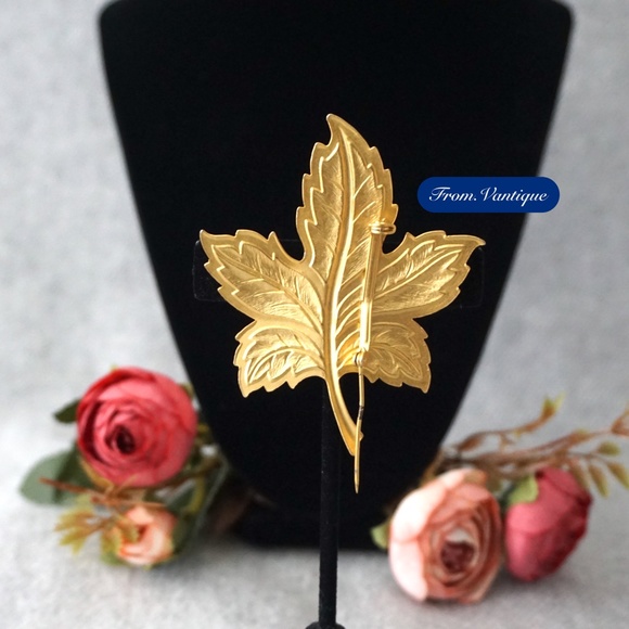 🍃 VINTAGE Gold & Green Maple Leaf Brooch / Scarf Pin 🧷 - Picture 4 of 6